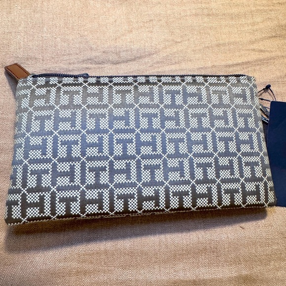 🆕 Tommy Hilfiger Women's Logo Monogram Jacquard Phone
Wristlet Wallet Clutch - Picture 10 of 10